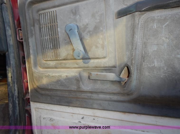 image for item L3627 1991 Ford F800 tank truck