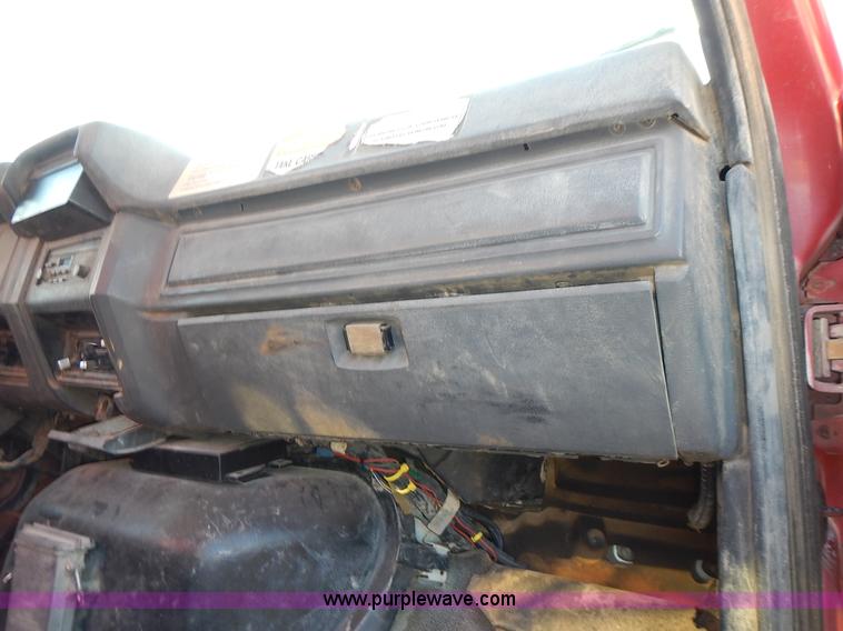 image for item L3627 1991 Ford F800 tank truck