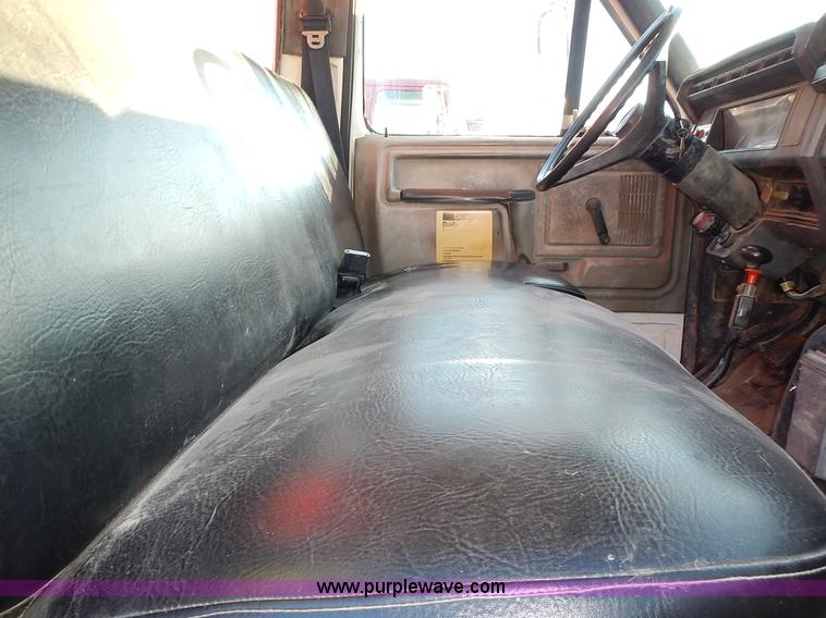 image for item L3627 1991 Ford F800 tank truck