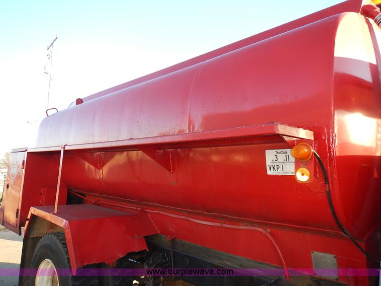 image for item L3627 1991 Ford F800 tank truck