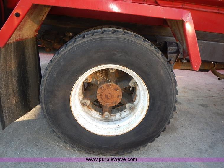 image for item L3627 1991 Ford F800 tank truck