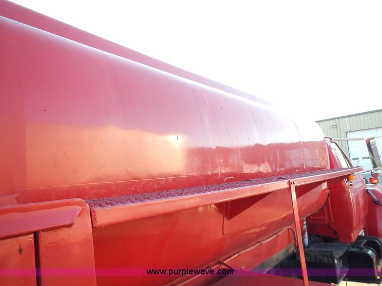 image for item L3627 1991 Ford F800 tank truck
