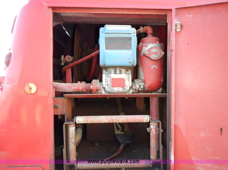 image for item L3627 1991 Ford F800 tank truck