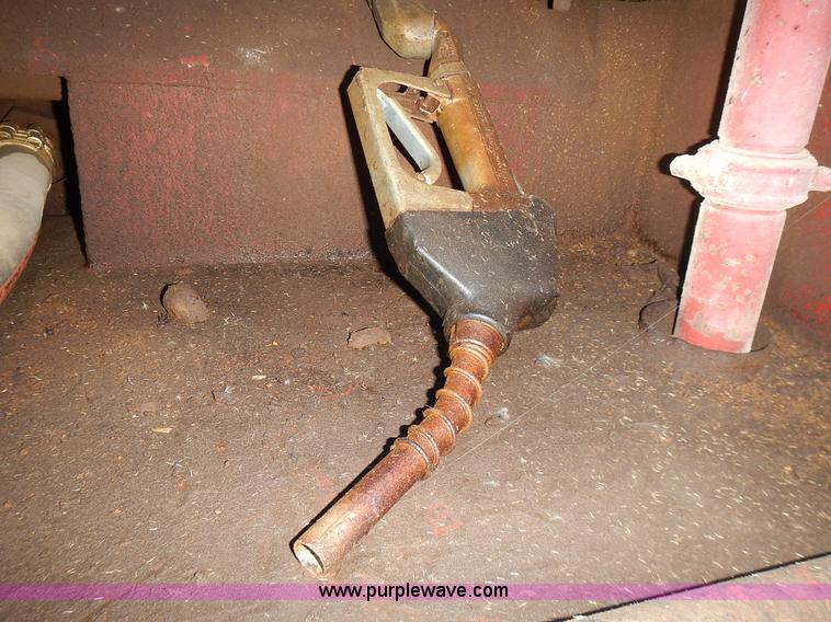 image for item L3627 1991 Ford F800 tank truck