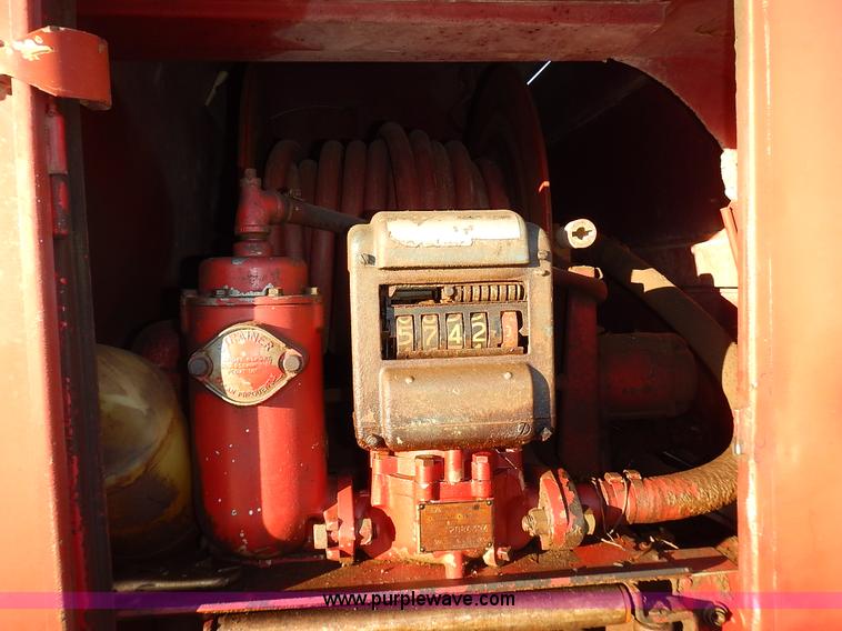 image for item L3627 1991 Ford F800 tank truck