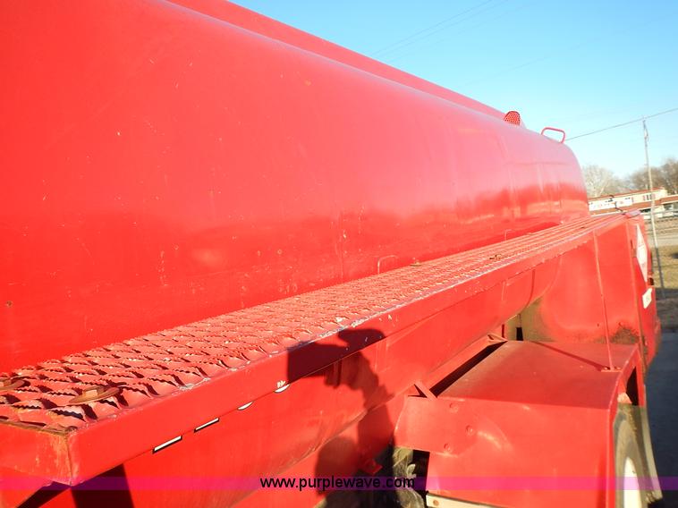 image for item L3627 1991 Ford F800 tank truck