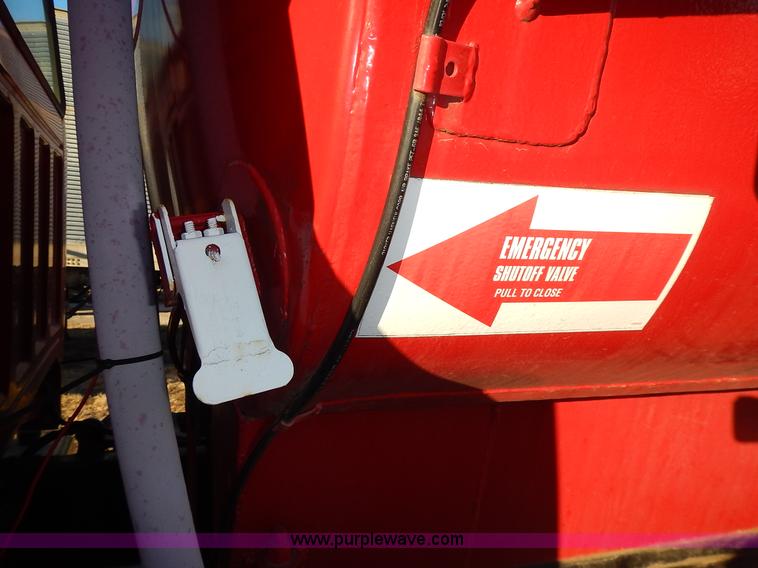 image for item L3627 1991 Ford F800 tank truck