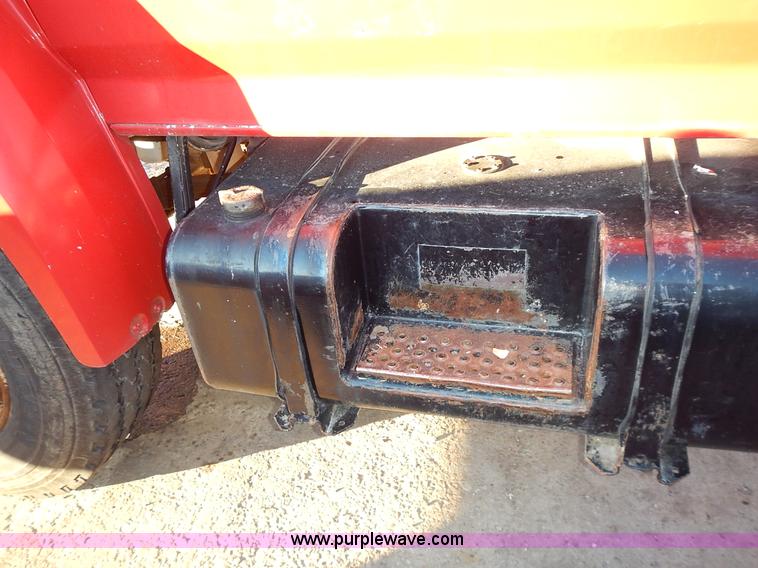 image for item L3627 1991 Ford F800 tank truck