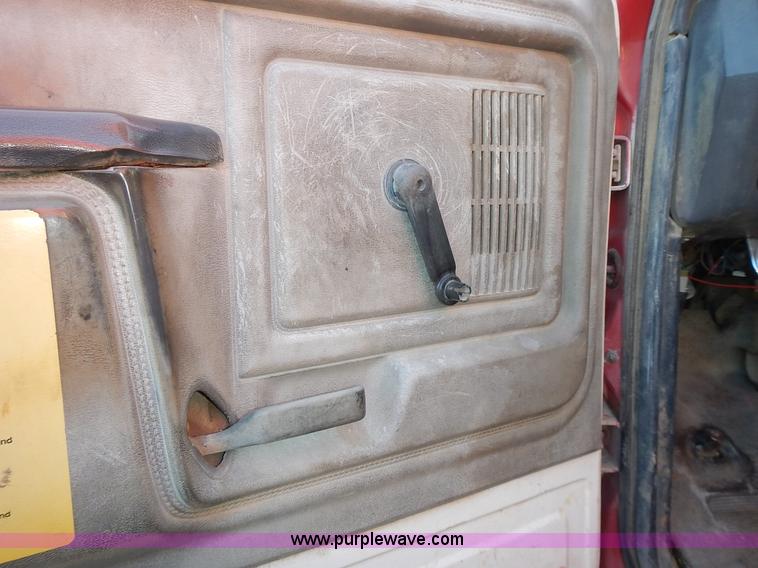 image for item L3627 1991 Ford F800 tank truck