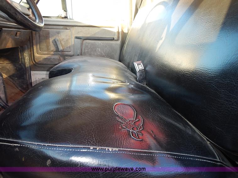 image for item L3627 1991 Ford F800 tank truck