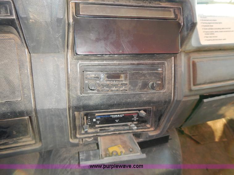 image for item L3627 1991 Ford F800 tank truck