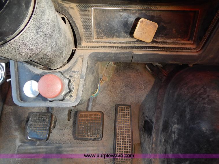 image for item L3627 1991 Ford F800 tank truck