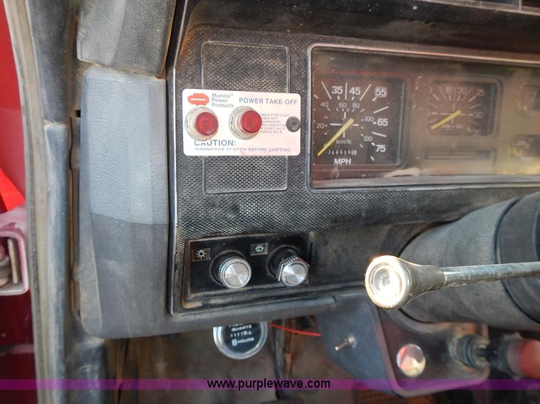 image for item L3627 1991 Ford F800 tank truck