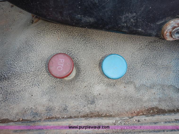 image for item L3627 1991 Ford F800 tank truck