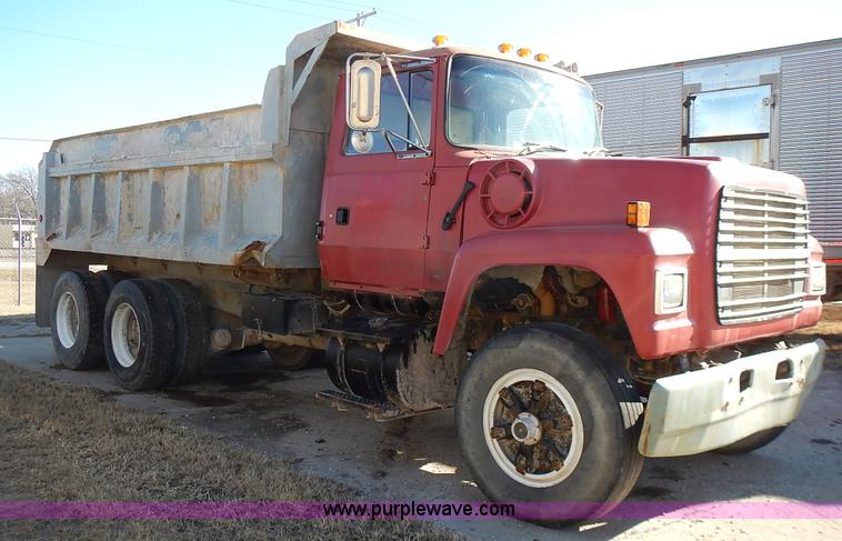 image for item L3632 1993 Ford LT8000 dump truck