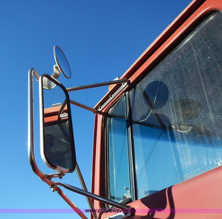 image for item L3632 1993 Ford LT8000 dump truck