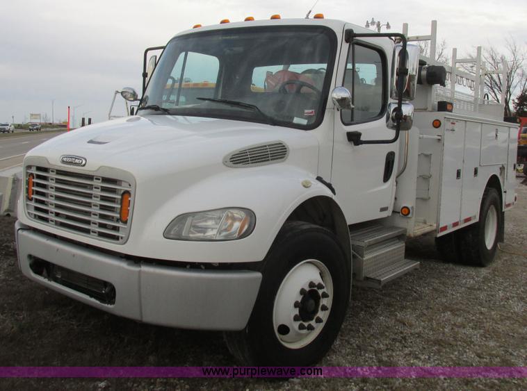 image for item L4230 2007 Freightliner Business Class M2 service truck