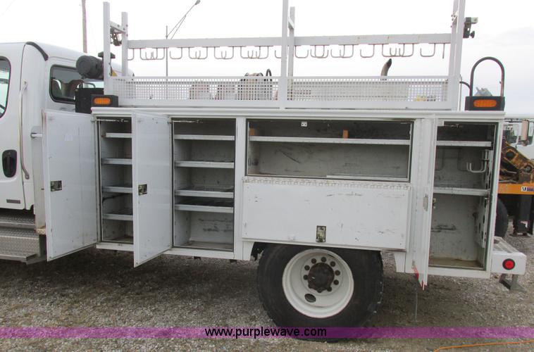 image for item L4230 2007 Freightliner Business Class M2 service truck