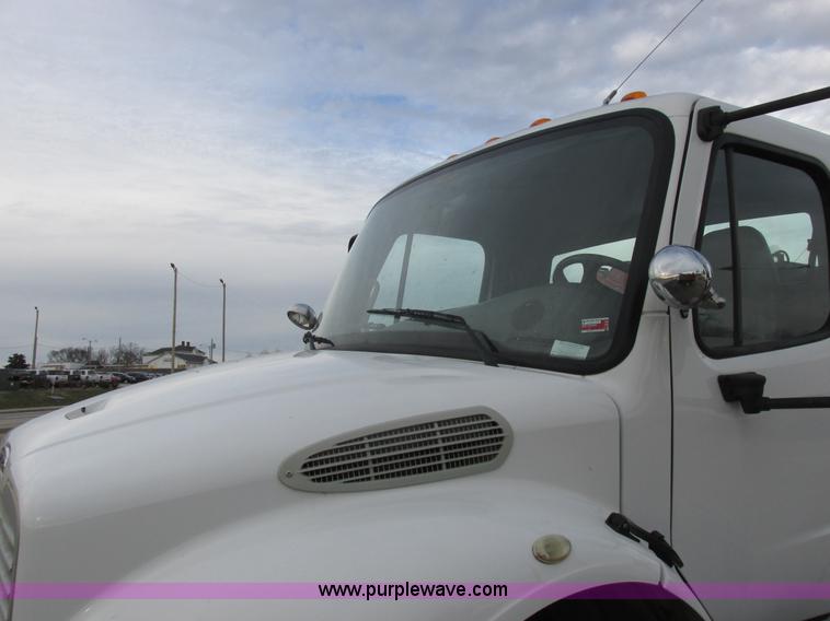 image for item L4230 2007 Freightliner Business Class M2 service truck