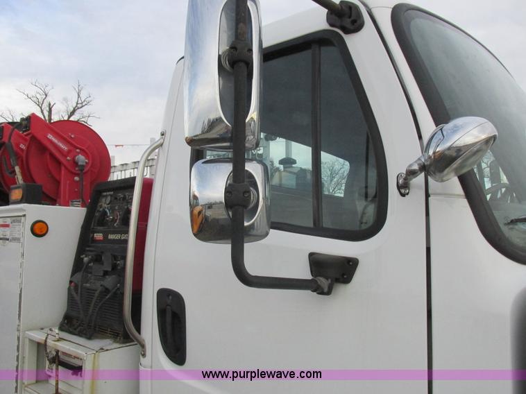 image for item L4230 2007 Freightliner Business Class M2 service truck