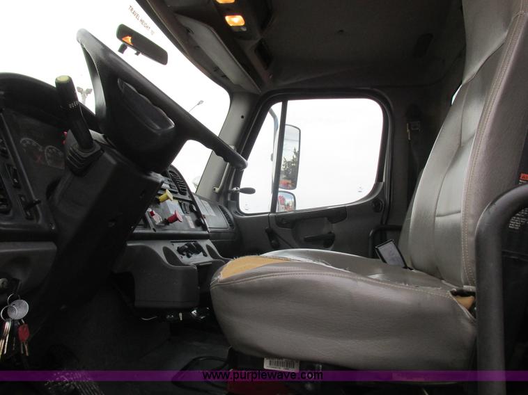 image for item L4230 2007 Freightliner Business Class M2 service truck