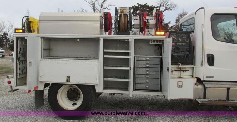 image for item L4230 2007 Freightliner Business Class M2 service truck