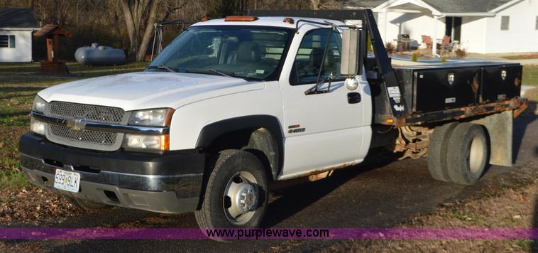 image for item L4580 2004 Chevrolet Silverado 3500 flatbed pickup truck