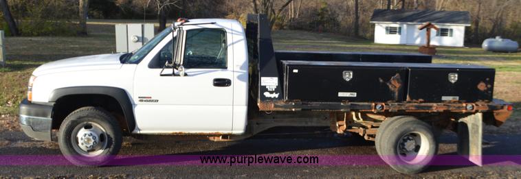 image for item L4580 2004 Chevrolet Silverado 3500 flatbed pickup truck