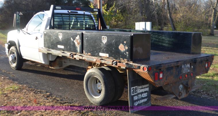 image for item L4580 2004 Chevrolet Silverado 3500 flatbed pickup truck