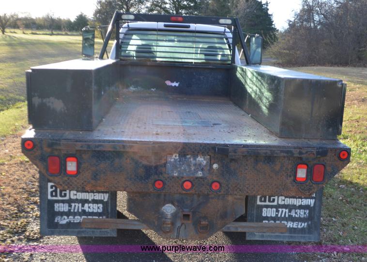 image for item L4580 2004 Chevrolet Silverado 3500 flatbed pickup truck