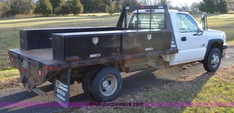 image for item L4580 2004 Chevrolet Silverado 3500 flatbed pickup truck