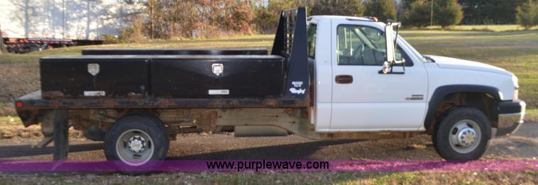 image for item L4580 2004 Chevrolet Silverado 3500 flatbed pickup truck