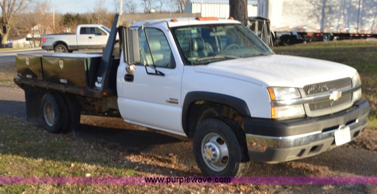 image for item L4580 2004 Chevrolet Silverado 3500 flatbed pickup truck