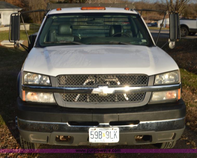 image for item L4580 2004 Chevrolet Silverado 3500 flatbed pickup truck