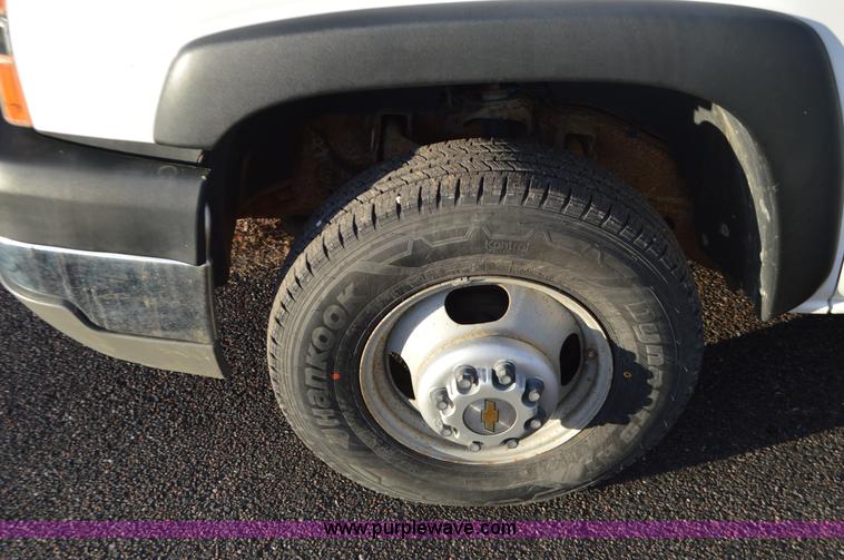 image for item L4580 2004 Chevrolet Silverado 3500 flatbed pickup truck