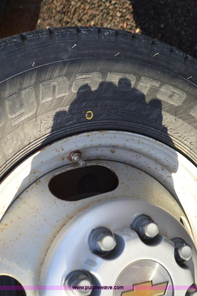 image for item L4580 2004 Chevrolet Silverado 3500 flatbed pickup truck