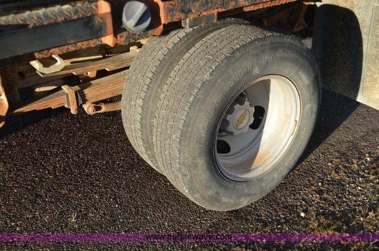 image for item L4580 2004 Chevrolet Silverado 3500 flatbed pickup truck