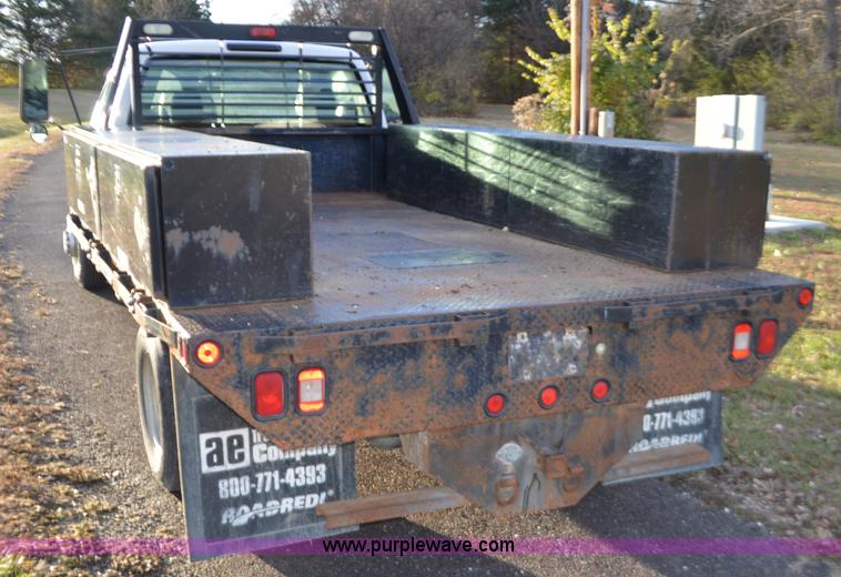 image for item L4580 2004 Chevrolet Silverado 3500 flatbed pickup truck