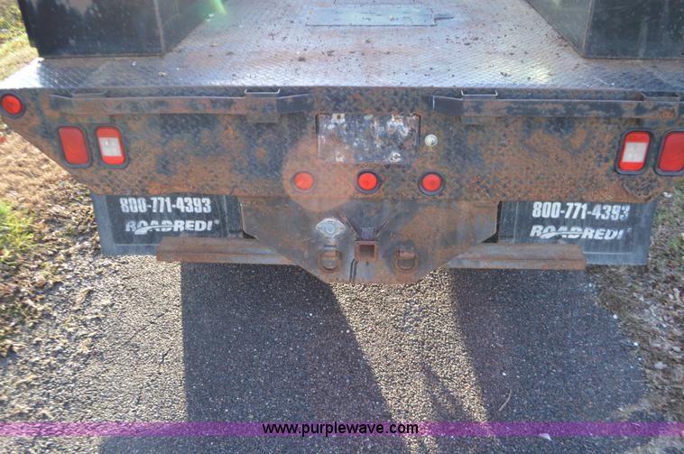 image for item L4580 2004 Chevrolet Silverado 3500 flatbed pickup truck