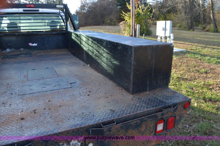image for item L4580 2004 Chevrolet Silverado 3500 flatbed pickup truck