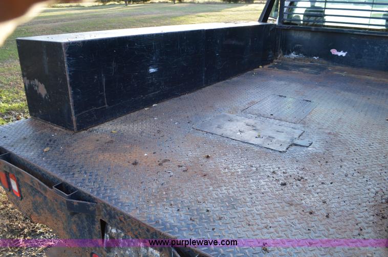 image for item L4580 2004 Chevrolet Silverado 3500 flatbed pickup truck