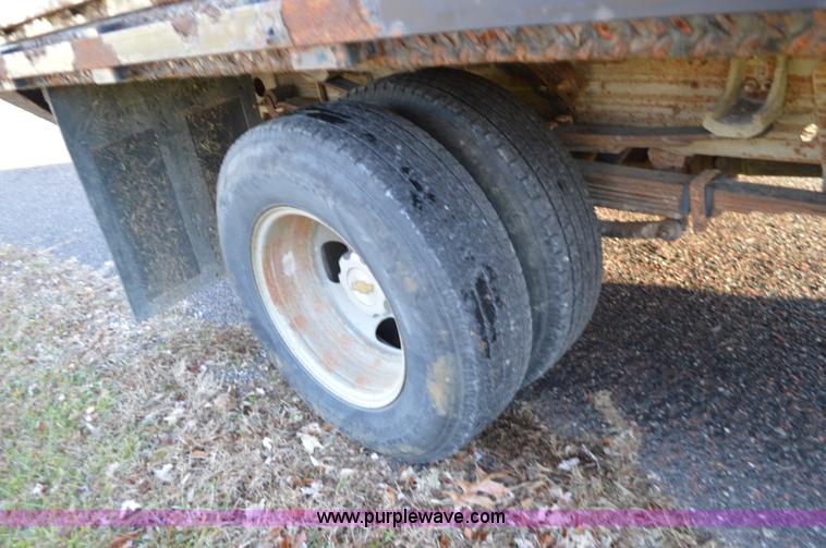 image for item L4580 2004 Chevrolet Silverado 3500 flatbed pickup truck