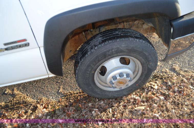 image for item L4580 2004 Chevrolet Silverado 3500 flatbed pickup truck