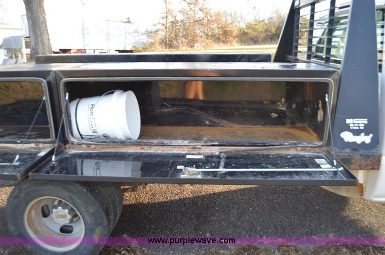 image for item L4580 2004 Chevrolet Silverado 3500 flatbed pickup truck