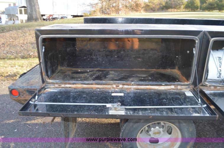 image for item L4580 2004 Chevrolet Silverado 3500 flatbed pickup truck