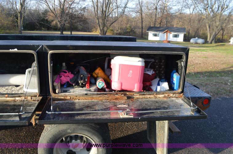 image for item L4580 2004 Chevrolet Silverado 3500 flatbed pickup truck