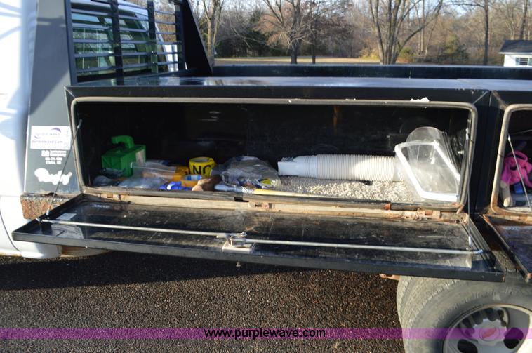 image for item L4580 2004 Chevrolet Silverado 3500 flatbed pickup truck