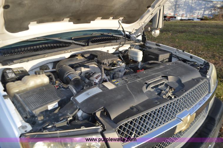 image for item L4580 2004 Chevrolet Silverado 3500 flatbed pickup truck