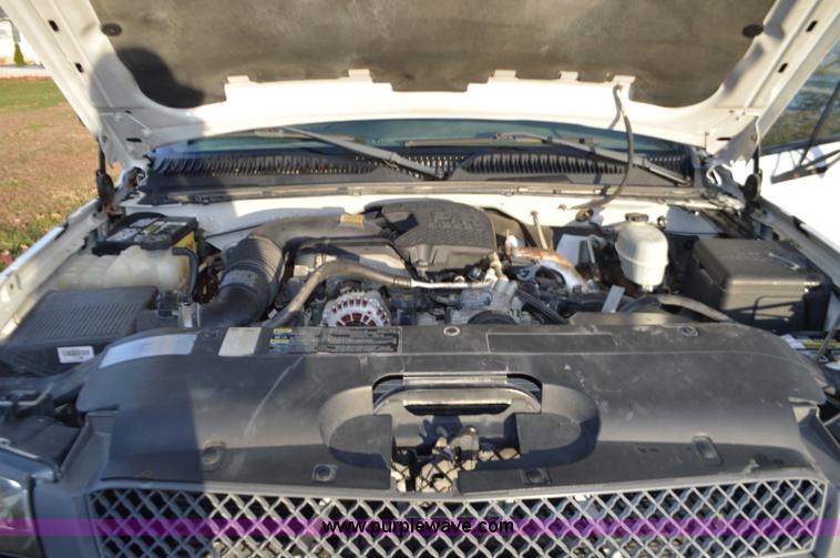 image for item L4580 2004 Chevrolet Silverado 3500 flatbed pickup truck