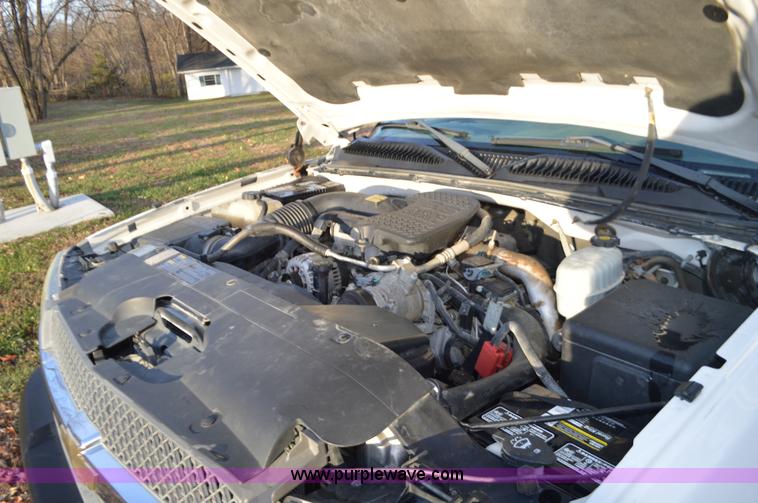 image for item L4580 2004 Chevrolet Silverado 3500 flatbed pickup truck